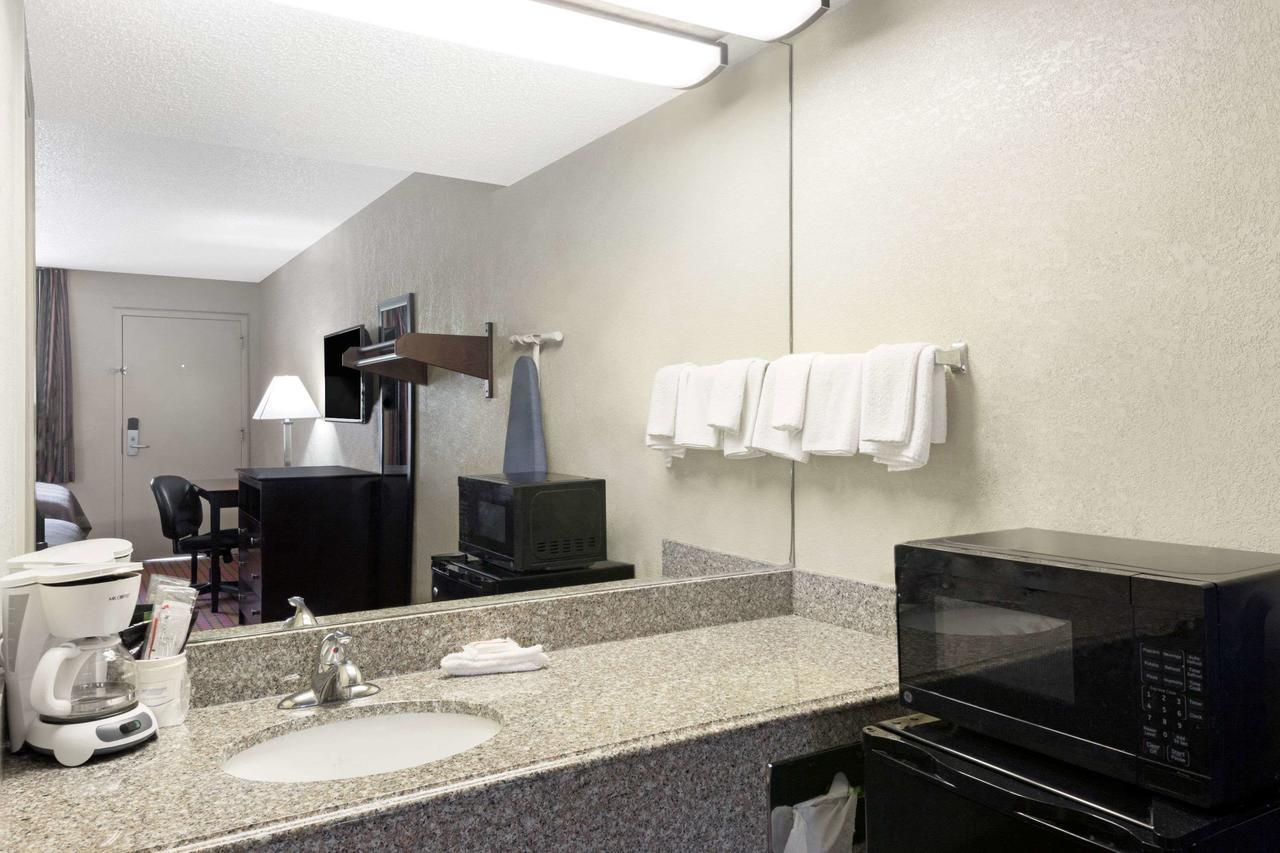 Super 8 By Wyndham Ruston Motel Buitenkant foto